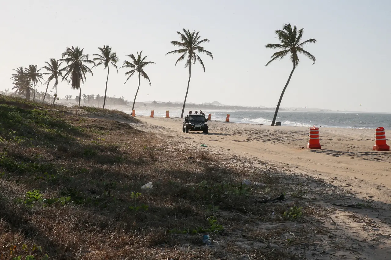 Caminhe descalço na areia.