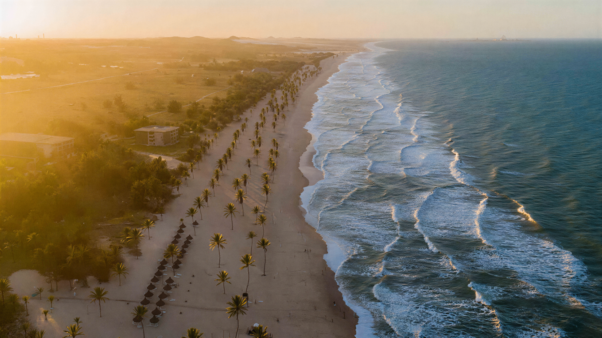Vista aérea do litoral do Cumbuco ao pôr do sol